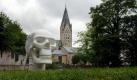 Der 'Wellness Skull' des niederlaendischen Installations-Kuenstlers Joep van Lieshout, Teil des Kunstprojekts mit dem Titel 'Tatort Paderborn', steht am Mittwoch (16.05.07) in Paderborn vor dem Dom. Unter dem Titel zeigen zwoelf Kuenstler aus Japan, Daenemark, den Niederlanden und Deutschland Arbeiten, in denen sie sich mit geistlichen und weltlichen Autoritaeten sowie Kirche und Staat auseinandersetzen, wie die Veranstalter mitteilten. Der Niederlaender Joep van Lieshout thematisiert in seinem Beitrag, dass der Glaube an Bedeutung verliert und Platz macht fuer die alternative Selbsterfahrung durch Reisen, Sport und Wellness-Zentren. Sein 'Wellness Skull' ist ein ueberdimensionaler und begehbarer Totenkopf mit eingebauter Sauna und Dusche.

Foto: Michael Gottschalk/ ddp Foto: ddp