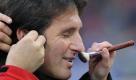 Hamburgs Trainer Bruno Labbadia wird vor einem Fernsehinterview geschminkt. Foto: ap