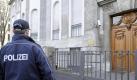 Ein Polizist vor der syrischen Botschaft in Berlin. Foto: Maurizio Gambarini/Archiv Foto: dpa