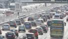 Dicht an dicht in beide Richtungen stehen Autos und Reisebusse auf der Autobahn A8 zwischen München und Salzburg bei Hofolding südlich von München. Für die Staus sei aber weniger der Schnee als der Bettenwechsel in den Skigebieten verantwortlich, so der Verkehrslagedienst. Foto: dpa