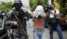 Polics presents an alleged gang member in connection with the burning of a bus in Mejicanos, El Salvador, on 22 June 2010. Authorities confirmed that 17 people died, 14 of them burned, after two attacks against public transport on 20 June 2010. Police believe the attackers in both incidents are members of the gang known as 18 and said the alleged motive was extortion of the bus company. EPA/ROBERTO ESCOBAR +++(c) dpa - Bildfunk+++

In El Salvador hat der Tod von 17 Menschen bei Banden-Angriffen auf öffentliche Busse für Empörung gesorgt. Der Bischof der evangelischen Kirche, Medardo Gomez, forderte ebenso wie Polizeichef Carlos Ascencio ein Ende der 'kriminellen Gewalt'. Nach Angaben von Präsident Mauricio Funes wurden acht Verdächtige festgenommen.

Gang-Mitglieder hatten am Sonntag in Mejicanos, einem Vorort der Hauptstadt San Salvador, zwei Kleinbusse überfallen und 17 Passagiere getötet. In einem Fall steckten mutmaßliche Mitglieder der berüchtigten Jugendbande Mara 18 den vollbesetzten Bus in Brand; 14 Passagiere verbrannten, zwölf weitere wurden verletzt. Später eröffneten bewaffnete Männer in einem weiteren Kleinbus das Feuer auf Passagiere und töteten einen Erwachsenen sowie zwei Kinder.

Über die Hintergründe der Taten konnte die Polizei zunächst nichts sagen. Bewohner des Vororts vermuteten, die Angriffe hätten Busunternehmern gegolten, die keine Schutzgelder zahlen wollten. Foto: dpa