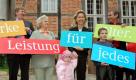 In einer Spielrunde sitzt am Montag (20.11.2006) Bundesfamilienministerin Ursula von der Leyen (M) und spielt mit den ständigen Besuchern des Mehrgenerationenhaus in Salzgitter - von der Leyen hat gerade eine Sechs gewürfelt. Die Bundesministerin hat den Startschuss zum bundesweiten Aktionsprogramm Mehrgenerationshäuser in Salzgitter gegeben. Bis Ende nächsten Jahres wird in jedem Landkreis und in jeder kreisfreien Stadt Deutschlands ein Mehrgenerationshaus eröffnet - 439 insgesamt. Mehrgenerationenhäuser sollen Räume eröffnen, die den Zusammenhalt der Generationen festigen.
 Foto: dpa