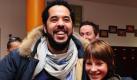 Der Sänger Adel Tawil von der Band Ich + Ich (links) steht in Rehbrücke in Brandenburg in der Otto-Nagel-Grundschule neben Pascal Liebe. Tawil übernahm für zwei Stunden hier die Rolle des Musiklehrers. Der Sender Radio Teddy hatte den Unterricht verlost und Pascal Liebe hatte den Preis für seine Klasse gewonnen. Foto: dpa