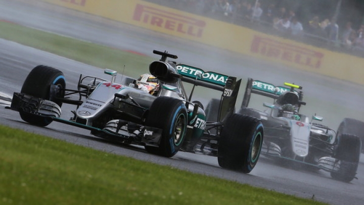 Beim Großen Preis von Silverstone 2016 konnte sich Lewis Hamilton gegen Nico Rosberg durchsetzen.