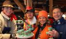 Stadtgeschichte hat zu jeder Jahreszeit ihre Berechtigung. Deshalb ist der Rattenfänger auch auf dem Hamelner Weihnachtsmarkt immer ein Hingucker und ein Grund für Touristen, der niedersächsischen Stadt einen Besuch abzustatten. Foto: Hameln Marketing und Tourismus GmbH