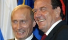 Der ehemalige Bundeskanzler Gerhard Schröder und Russlands Ministerpräsident Wladimir Putin pflegen schon seit ihrer gemeinsamen politischen Zeit eine enge Männerfreundschaft, die vor allem durch Loyalität geprägt ist. So nimmt Schröder seinen russischen Freund bis heute immer wieder in Schutz und gerät damit oft in die Kritik - etwa mit seiner Bemerkung, Putin sei ein lupenreiner Demokrat. Foto: dpa