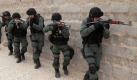 Members of Iraq's Special Weapons and Tactics Team (SWAT) demonstrate their skills, during a police weapons training class at the Interior Ministry in Baghdad, Iraq, Saturday, Nov. 14, 2009. Two police officers were killed, and 3 wounded Saturday, in attacks targeting policemen in Baghdad, the police said.(AP Photo/Karim Kadim) Foto: ap