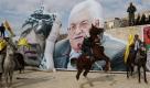 Vor riesigen Porträts von Yassir Arafat und Palästinenserpräsident Mahmoud Abbas feiern Fatah-Anhänger auf Pferden den 46. Geburtstag der Bewegung. Foto: dapd