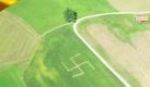 Ein in ein Maisfeld eingetrampeltes Hakenkreuz ist nahe dem oberbayerischen Aßling zu sehen. Das rund 20 mal 20 Meter große Nazi-Symbol war von einem Segelflugzeug aus entdeckt worden, wie der Münchner Merkur und die tz berichten. Bisher unbekannte Täter trampelten es nach Polizeiangaben am Wochenende in das Maisfeld. Das Hakenkreuz ist nur aus der Luft zu sehen. Die Staatsschützer bei der Kripo Erding ermitteln nun wegen des Verwendens von Kennzeichen verfassungswidriger Organisationen.  Foto: dpa