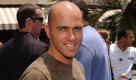 Kelly Slater ist ein Surfer und so kleidet er sich auch, unaufgeregt lässig. Gut, von langen, blonden Haaren kann keine Rede sein, aber die Frauenwelt scheint es nicht zu stören - im Ggenteil: Zu seinen Ex-Geliebten zählen u.a. Cameron Diaz, Pamela Anderson und Gisele Bündchen. Foto: imago
