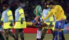 Beim 3:1-Sieg gegen die Elfenbeinküste gab es aber auch Wermutstropfen für die Brasilianer: Elano musste nach einem harten Foul verletzt vom Platz. Superstar Kaká versucht, seinen Teamkollegen zu trösten. Foto: ap