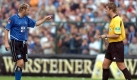 Im Mittelpunkt des Manipulationsskandals 2005: DFB-Schiedsrichter Robert Hoyzer wird von Hamburgs Sergej Barbarez in Paderborn im DFB-Pokalspiel zwischen dem HSV und dem SC Paderborn beschimpft. Hoyzer muss 750.000 Euro Schadensersatz zahlen.
 Foto: dpa
