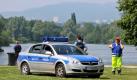 Polizei steh am Freitag (18.06.2010) am Bugasee in Kassel. Bei einem Schulausflug ist am Vormittag ein 16-Jähriger verunglückt. Der Jugendliche geriet nach Angaben der Polizei 20 bis 30 Meter vom Ufer entfernt in Not und tauchte unter. Mitschüler und die alarmierten Rettungskräfte suchten sofort nach ihm. Tauchern der Berufsfeuerwehr Kassel gelang es, den Schüler aus dem Wasser zu ziehen. Am Ufer begannen die Einsatzkräfte umgehend mit Wiederbelebungsmaßnahmen und brachten ihn in ein Kasseler Krankenhaus. Foto: Uwe Zucchi dpa/lhe (zu lhe 7186) +++(c) dpa - Bildfunk+++ Foto: dpa
