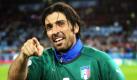 ARCHIV - Der italienische Nationaltorhüter Gianluigi Buffon gestikuliert nach einem Vorrundenspiel während der Fußball-EM 2008 in Zürch, Schweiz (Archivfoto vom 17.06.2008). Buffon könnte der teuerste Fußballer der Welt werden. Manchester City könnte mit einer Gesamtinvestition von 150 Millionen Euro für den Keeper von Juventus Turin alle Rekorde brechen. Der englische Premier-League-Club biete eine Ablösesumme von 75 Millionen Euro und dem besten Torhüter der Welt weitere 75 Millionen Euro Spielergage in den nächsten fünf Jahren, berichtete die «La Gazzetta dello Sport» am Freitag. Foto: Yuri Kochetkov (zu dpa-KORR: 'Rekord-Deal: Manchester City soll 150 Millionen für Buffon ausgeben' vom 21.11.2008) +++(c) dpa - Bildfunk+++ Foto: dpa