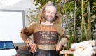 Was ist genug Liebe und Frieden? Auf seinem Pullover macht Öff Öff Werbung für seine Schenker-Bewegung. Im Sommer trägt er meist nur Lendenschurz. Foto: news.de