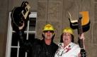 Bei der Grand Opening Party im Hard Rock Cafe in Hamburg zerstört Musiker Klaus Meine von The Scorpions eine Gitarre, zusammen mit Rita Gilligan, einer Kellnerin der ersten Stunde.  Foto: dapd