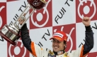 Fernando Alonso feiert seinen Sieg beim Groen Preis von Japan. Foto: dpa