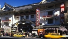 Im Kabuki-za-Theater in Tokio werden traditionelle Stücke aufgeführt, die sich in drei Akten über den gesamten Tag erstrecken können. Reisenden wird der Besuch ans Herz gelegt, eine Vorstellung im 1989 eröffneten Theater gilt als weltweit einzigartiges Erlebnis. Kabuki heißt dabei so viel wie Tanz, Musik und Technik. Foto: SRT
