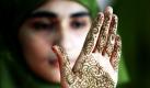 Eine bangladeschische Muslimin zeigt ihre Henna verzierte Hand in Dhaka. Foto: ap