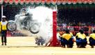 Während der Feierlichkeiten anlässlich des 64. Unabhängigkeitstages Indiens, zeigt das ASC Stuntteam in Bangalore eine nervenaufreibende Action- und Stuntshow. Am 15. August 1947 erklärte Indiens erster Premierminister Jawaharlal Nehru die Unabhängigkeit des Landes von Großbritannien. Foto: dpa