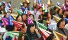 Andere Länder, andere Sitten: Ausgestattet mit bunten Weihnachts-Pappmützen singen ältere Japanerinnen gemeinsam Lieder aus den 50er Jahren. Foto: dpa