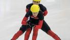 Die Europameisterin Aika Klein aus Deutschland schiebt ihre Teamkollegin Christin Priebst an - Deutschland gewann den Wettbewerb über die 3000 Meter bei der Eisschnellauf-Kurzbahn-EM in Dresden. Foto: AP
