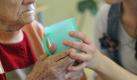 Viele Angehörige sind mit der Pflege überfordert. In speziellen Kursen lernen sie neben praktischen Tipps mit der psychischen Belastung umzugehen. (Bild: Pleul/dpa/tmn) Foto: dpa