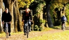 Radler fahren über den Elzdamm bei Emmendingen, Baden-Württemberg. Die Temperaturen bewegen sich im einstelligen Bereich. In den nächsten Tagen ist mit Bodenfrost zu rechnen. Foto: ap