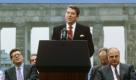 Am 12. Juni 1987 spricht US-Präsident Ronald Reagan in West-Berlin. In seiner öffentlichen Rede vor dem Brandenburger Tor fordert er den sowjetischen Parteichef Michail Gorbatschow auf, die Mauer niederzureißen («Tear down this wall») und schlägt vor, Olympische Spiele in beiden Teilen der Stadt abzuhalten.
1987 gibt es erstmals mehr als fünf Milliarden Menschen auf der Welt.  Foto: dpa