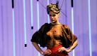 Ein Model führt eine Kreation der portugiesischen Designerin Fatima Lopes bei den Prêt-à-porter-Modeschauen in Paris vor. Prêt-à-porter bedeutet soviel wie bereit zum Tragen und ist im Gegensatz zur Haute Couture diejenige Mode, die nicht nur für den Laufsteg kreiert wird. Foto: ap