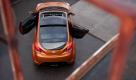 Das große Glasdach des Hyundai Veloster gehört zu den Optionen, das merkwürdige Drei-Türen-Konzept zum Serienumfang. Foto: pi