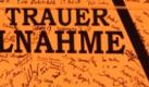 Personen trauern am Sonntag (25.07.2010) in Duisburg vor einem Tunnel, der zum Loveparadegelände führte, an einem Schild 'In Tiefer Trauer & Anteilnahme'. Bei einer Panik auf dem Gelände der Loveparade sind am Samstag (24.07.2010) 19 Menschen ums Leben gekommen, 342 Menschen wurden verletzt. Foto: Friso Gentsch dpa/lnw +++(c) dpa - Bildfunk+++ Foto: dpa