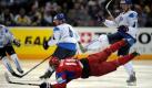 Eishockey Weltmeisterschaft Gruppe E: Russland - Finnland am Mittwoch (18.05.2010) in der Lanxess Arena in Köln: Der Russe Evgeni Malkin und der Finne Tommi Santala kämpfen um den Puck. Foto: Federico Gambarini dpa/lnw Achtung: Nur zur redaktionellen Verwendung) +++(c) dpa - Bildfunk+++ Foto: dpa