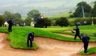 Golfwarte präparieren den Golfplatz in Newport (Wales) für den Ryder Cup, der am Freitag startet. Bei dem prestigeträchtigen Turnier treten eine amerikanische und eine europäische Mannschaften gegeneinander an. Foto: ap