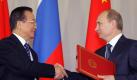 Russlands Ministerpräsident Putin ist zu Gesprächen nach China gereist. Hier bei einem Treffen mit Amtskollege Wen Jiabao im Vorjahr. Foto: dpa