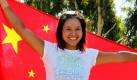Li Na aus China hält ihre Landesflagge in die Höhe, bevor sie am Samstag bei den Australian Open in Melbourne zum Finale gegen Kim Clijsters aus Belgien antritt. Damit ist Li Na die erste Tennisspielerin aus dem Reich der Mitte, die es in ein Grand-Slam-Endspiel geschafft hat.  Foto: dpa