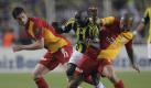 Die Galatasaray-Profis Riera Ortega (l) und Felipe Melo nehmen Fenerbahces Issiar Dia in die Zange. Foto: Tolga Bozoglu Foto: dpa