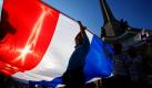 Anhänger der thailändischen Regierung tragen bei einer Demonstration eine riesige Nationalflagge durch die Straßen Bangkoks. Seit Wochen halten die Proteste von Regierungsgegnern und -unterstützern das Land in Atem. Foto: ap