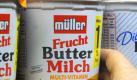Eine Hand greift am Montag (24.02.2003) in Villingen-Schwenningen (Schwarzwald-Baar-Kreis) in einem Supermarkt nach einer Milchverpackung mit Buttermilch. Bund und Länder hatte sich am vergangenen Sonntag auf einfachere Regeln beim Dosenpfand geeinigt. Nach Darstellung von Bundesumweltminister Jürgen Trittin (Grüne) gehört ein Pfand auf Einwegflaschen und Plastikbecher für Milch, Buttermilch und Milchmischgetränke dazu. Kein Pfand solle dagegen auf ökologisch vorteilhafte Verpackungen wie den Milchkarton und den Milchschlauch erhoben werden. Fotograf: Patrick Seeger dpa/lsw Foto: dpa