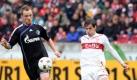 Auch die Schalker hatten Grund zur Freude. Ivan Rakitic (l) umspielte zunächst den Stuttgarter Stefano Celozzi (r) und traf schließlich zum 0:1. Den Anschluss durch Cacau beantwortete Schalke postwendend mit der abermaligen Führung. Foto: dpa
