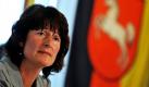 Niedersachsens Landwirtschaftsministerin Astrid Grotelüschen (CDU) sagt, zwischen der familieneigenen Mastkükenbrüterei und zwei Mastbetrieben habe es keine intensiven Geschäftsbeziehungen gegeben. Damit weist die PolitikerinVorwürfe wegen des Verstoßes gegen das Tierschutzgesetz zurück. In einem Bericht des ARD-Magazins Report Mainz war behauptet worden, Putenmäster in Mecklenburg-Vorpommern hätten Tiere gequält. Foto: dpa