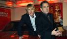 Deutschland-Premiere von 'Starsky & Hutch' am Dienstag (09.03.2004) in München: Die Hauptdarsteller Ben Stiller (r, Starsky) und Owen Wilson (Hutch) stellen Abend im Mathäser ihren neuen Film vor. Ihr Markenzeichen ist der knallrote Ford Gran Torino, die 'rote Tomate'. Der Kinostreifen ist eine Verfilmung der TV-Serie der 70er Jahre. Kinostart: 25. März. Foto: Ursula Düren dpa/lby  Foto: dpa