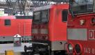 «Bild»: GDL plant bis Donnerstag keine Streiks
Vorspann: 	
Text: 	

Berlin (dpa) - Die Gewerkschaft Deutscher Lokomotivführer plant bis Donnerstag keine weiteren Streiks im Bahnverkehr. Das berichtet die «Bild»-Zeitung. Grund sei eine dreitägige Tagung des GDL-Hauptvorstands, die erst am Mittwochnachmittag ende.

«Während dieser Zeit sind Streikaktionen quasi ausgeschlossen», zitiert das Blatt ein namentlich nicht genanntes ein GDL-Vorstandsmitglied. Auch am Donnerstag seien Arbeitsniederlegungen «eher wenig wahrscheinlich», heißt es weiter.
Ressort: 	Wirtschaft
Schlagworte: 	Tarife/Bahn/ Foto: dpa