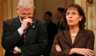 Hessens Ministerpraesident Roland Kochund die sozialdemokratische Spitzenkandidatin Andrea Ypsilanti sind am Sonntag, 27. Januar 2008, gemeinsam in einem Fernsehstudio in Wiesbaden. In Hessen und Niedersachsen wurden am Sonntag neue Landtage gewaehlt. (AP Photo/Hermann Knippertz) ----- German state of Hesse govenor Roland Koch and social democratic candidate Andrea Ypsilanti are seen in a TV-Studio in Wiesbaden, Germany, Sunday, Jan. 27, 2008. Germans voted Sunday in two key state elections in Hesse and Lower Saxony. (AP Photo/Hermann Knippertz) Foto: ap
