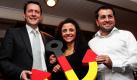 Die Profi-Boxerin Susanna Kentikian (Mitte) und der Sterne-Koch Ali Güngörmüs (rechts) posieren in Hamburg gemeinsam mit Hamburgs Senator für Gesundheit, Soziales und Familie, Dietrich Wersich (links, CDU), an Bord des Museumsschiffs Rickmer Rickmers. Die beiden prominenten Hamburger waren Gäste beim Medientreff von Sozialbehörde und Integrationsbeirat und unterstützen die neue Einbürgerungskampagne Hamburg. Mein Hafen. Deutschland. Mein Zuhause. Foto: dpa