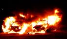 Autos in Flammen:Mehrere Pkw brennen auf einem Parkplatz im beschaulichen Lüneburg. Auch wenn es spektakulär aussieht: Der Sachschaden beträgt nur 8000 Euro. Und Menschen kamen nicht zu Schaden. Foto: ddp