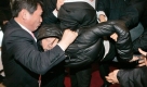 Parliament security officials and opposition parties' members on a sit-in demonstration, scuffle in front of a main entrance of the parliament plenary session hall at the National Assembly in Seoul, South Korea, Saturday, Jan. 3, 2009. Opposition lawmakers and security guards scuffled Saturday as authorities tried to clear the legislators from parliament, where they have been camped out for nine days in a standoff with President Lee Myung-bak's ruling party. (AP Photo/Ahn Young-joon) Foto: ap