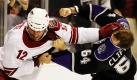 Bei dem NHL-Vorsaison Hockeyspiel zwischen den Phoenix Coyotes und den Los Angeles Kings gerieten die Spieler Paul Bissonnette aus Phoenix und Kyle Clifford aneinander. Foto: ap