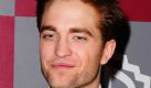 Nach der Preisverleihung der Golden Globes in Beverly Hills ist Twilight-Star Robert Pattinson auf dem Weg zur Aftershow-Party im Beverly Hilton Hotel. Auf dem Roten Teppich äußerte er sich zuvor über sein Unbehagen beim Drehen von Sexszenen: Die wären ihm unangenehm, sagte er gegenüber MTV.  Foto: dapd