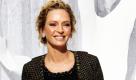 Die amerikanische Schauspielerin Uma Thurmann war einer der Stargäste der Fashion Week in Paris. Auf der Modenschau des Labels Chanel glänzte Thurmann heute mit ansteckend guter Laune. Für die neue Frühling/Sommerkollektion von Chanel ist Mode-Zar Karl Lagerfeld verantwortlich. Foto: dapd